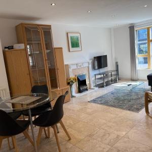 Luxury Two Bedroom Apartment in Bayswater