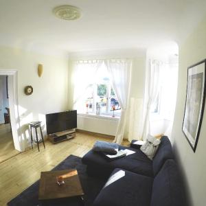 Stadtvilla Oscar 1 OG - Stilvoll sanierte Altbauwohnung in denkmalgeschützter Stadtvilla nahe Elbradweg