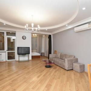 Hin Erevantsi street, 3 bedrooms Comfy apart HH331