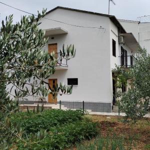 Apartments with parking space Trogir - 23129