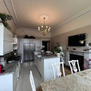 Wonderful 3 Bed West End Flat