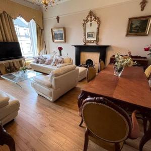 Wonderful 3 Bed West End Flat