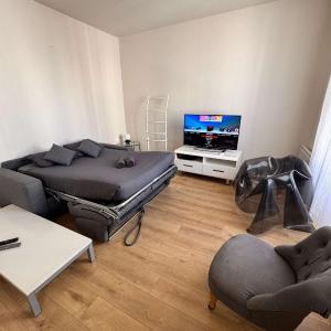 Hype-Center Balcony 3BR AC Near Tram for6 guests