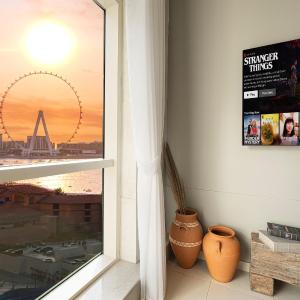 Lovely Dubai Eye & Sea View, 3 mints to beach