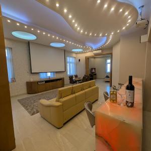 Heart Of Downtown Budapest Luxury Condo, Private Spa, Home Cinema, Patio