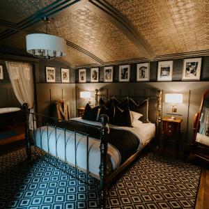 Sheddington Manor - 2 Bedroom Guest House & Cinema