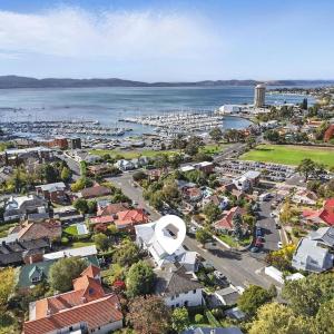 Spacious Sandy Bay Stay