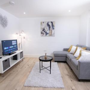 Midland Apartment I 1-min walk to town centre & station I 8-min drive to airport