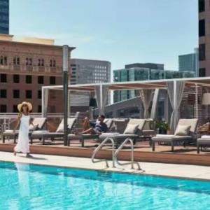 Beautiful 3 Bedroom High Rise with Pool, Hot Tub and Rooftop Views