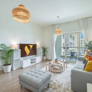 Vogue Vacation Homes, The Greens Al Alka near Mall of the Emirates, One Bedroom Apartment with Balcony and Vibrant community View, Access to all Amenities