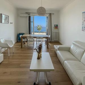 Seafront Apartment for 6 Promenade des Anglais