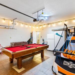 Emerald Island 7 Bed Vacation Home with Tranquil Views - Private Pool & Spa - Nr Disney