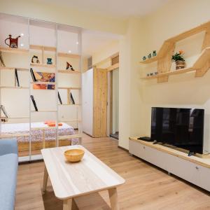 Stylish and cosy Gem, top center!