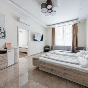 Marble Royal Suite & Studio- near the City Park