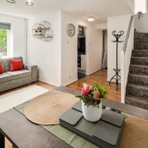 1BR House Near Centre - WiFi - Parking x2 - Pets