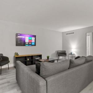 Urban Oasis Sleek Cozy & Well-Located