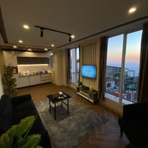 1 BR Baithak Stays Luxury Apt Beside Falettis