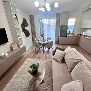 FLH Golden Gallery - Balcony & Free Parking near Vivo Mall