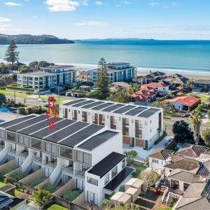 Modern Orewa Delight w Parking just Steps to Beach