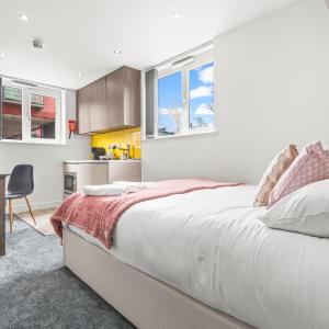 Contemporary Comfort Steps from Ricoh Arena