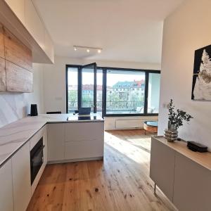 free private Parking, central location, Nuslesky Pivovar sunset balcony home,