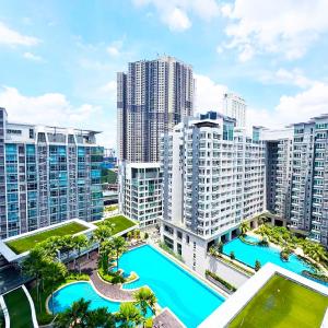KL V Residence I with Balcony I 吉隆坡双威伟乐城民宿-附有阳台 I Walking distance to MRT & Mall & Nanjing Street I 马中英服务 I Malay English Chinese
