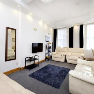 JOIVY 3 bed flat in Old town, close to Grassmarket