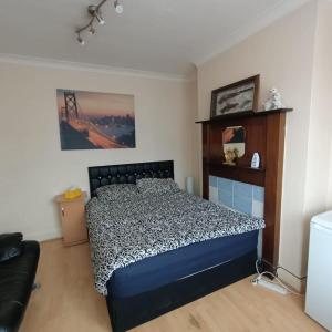 Pembroke - Double Room with Private WC Parking & Workstation