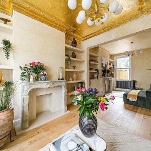 Lavish Maida Vale Townhouse Sleeps up to 8 with Patio & Office - Open to short & long term lets