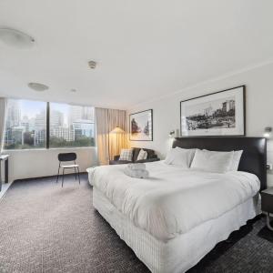 City Pad with Hyde Park Views, Walk to Everything!