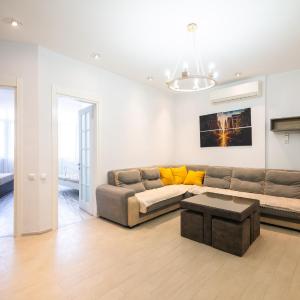 Spacious 2 Bedrooms Apartment steps from Boulevard & Beach