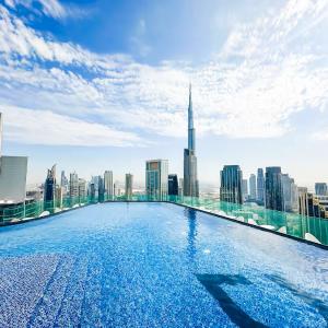 Luxury 2-Bedroom with Burj Khalifa View & Rooftop Infinity Pool Bar