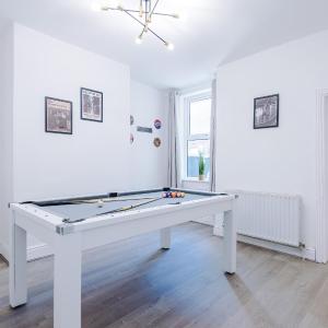 Stunning Home In Salford With Free Parking, Office, Pool & Ping Pong Table