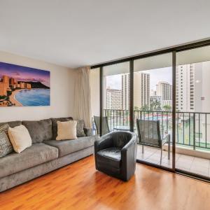 Waikiki Family Condo 1 Block from Beach with Full Kitchen, Pool, and Free Parking 0806T2