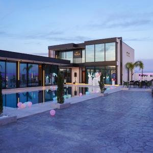 Mega Luxury Villa