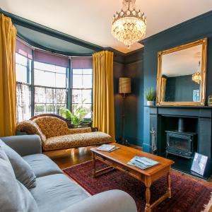 Opulent Georgian townhouse overlooking Spencer Square