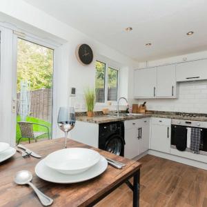 Modern 3 Bedroom Home in Swindon with Parking