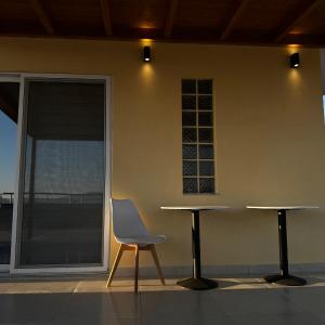 Top-Floor Apartment: Amazing City & Sea View