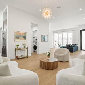Modern HIGH END High Ceiling 3BD Central LA