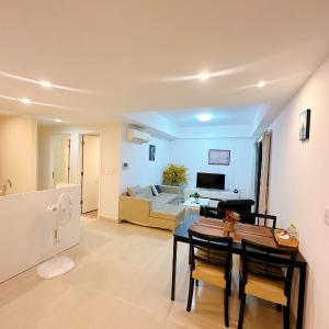 HHomes - 2 Bedroom River View & Pool GYM BBQ at Masteri Thao Dien