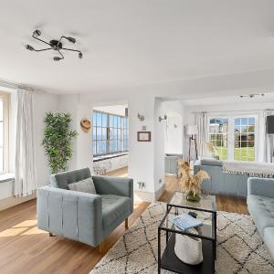 NEW 2024 Modern Luxury Holiday Home on the Beach in Devon - Free Parking, Pets Welcome, Sleeps 10