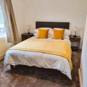 Cosy 3 Bedroom House - Free Parking - Airport 6 Min Walk