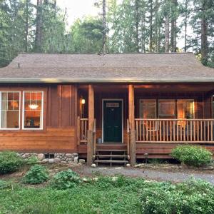 Glacier Springs Cabin 2bedrooms, 2 baths - hot tub Pet Friendly