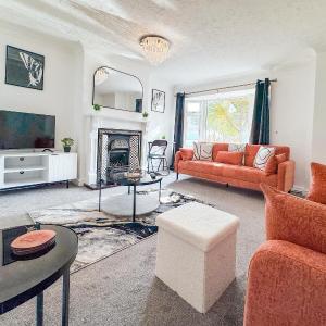 4 Bedroom House, Private Parking, Golf, Perfect For Families & Contractors