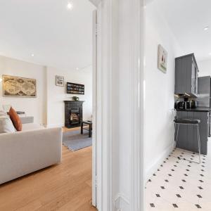 Spacious Sleep 11 with Terrace in Earls Court EC99