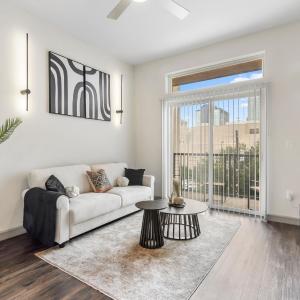 Downtown Modern Elegance Suite with Free Parking, Pool, WIFI and a King Bed