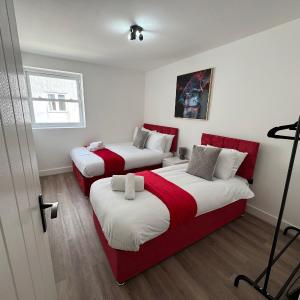 3 Bed Flat - Sleeps 8 - Parking - Wifi