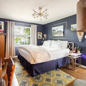 The Vine Studio City - CAL KING - Private Entrance