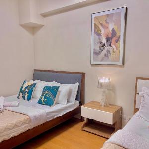 1BR FAMILY ROOM Condo staycation with 2 Queen size bed in Manila near Robinsons Place mall and SLMEC