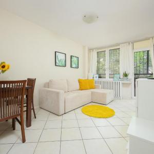 Old Town Apartment next to Metro by Noclegi Renters